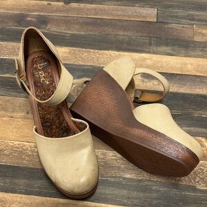 *NEW* never been worn 
b.o.c. Women's Beige Wedge Shoes
Size 9